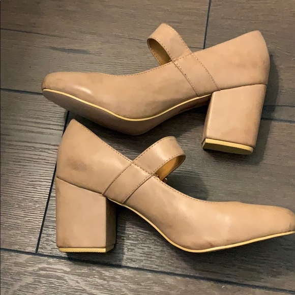 NYLA Beige Heels Size 9 Distressed Pinup Shoes - Picture 5 of 8